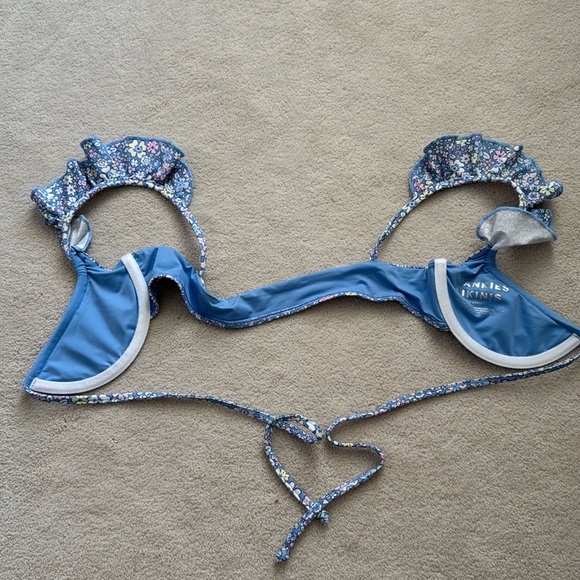 Light blue floral print bikini top with flutter shoulder straps and underwire. - Picture 1 of 3